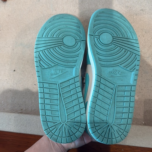 Men’s jordan 1 low new emerald and white - Picture 4 of 4